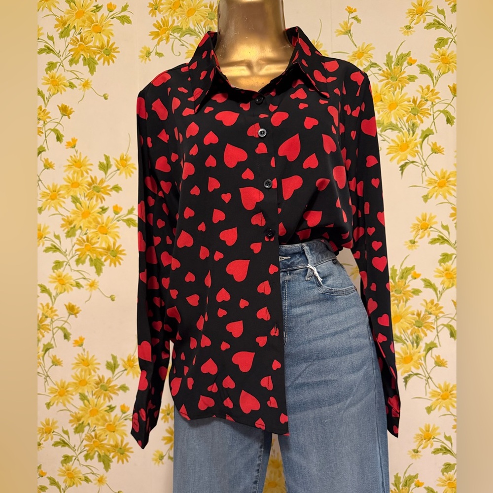 NWOT Womens Black Button-Front Blouse with Red Heart Print size M